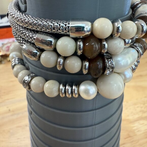 Stackable Bracelet Set Of 4 Silver Tone & Pearl Beaded Stretch Jewelry Elegant D - Picture 4 of 5